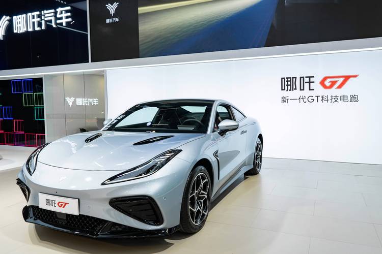 深圳314哪吒汽车在智能汽车领域的表现，领途汽车在新能源汽车市场中的影响力